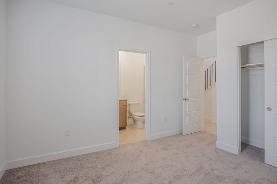 Building Photo - 2064 Baker Ct