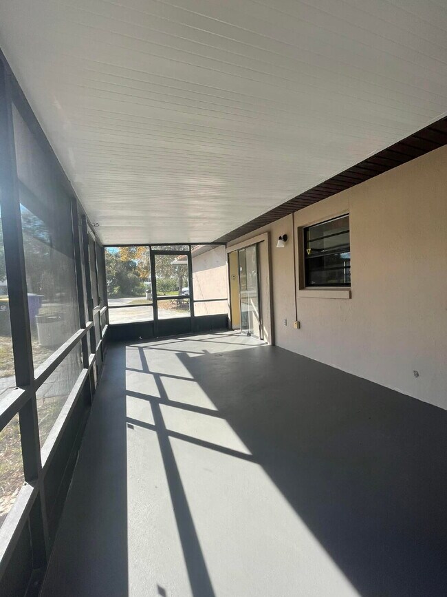 Building Photo - 955 Lake Dr E