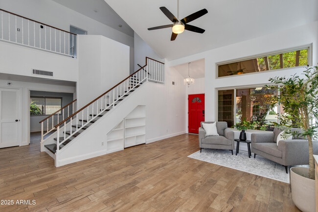 Building Photo - 2119 E New Bedford Dr