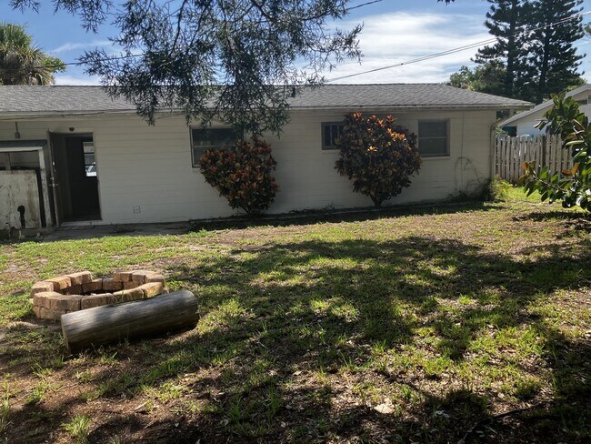 Building Photo - 2 Bedroom with fenced in backyard