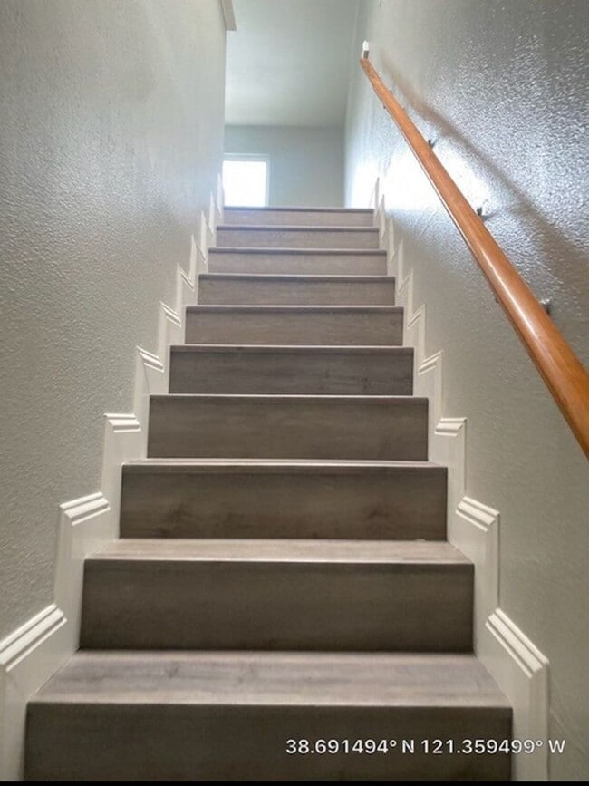 Building Photo - 4 Bed/3 Bath w/Loft.  HURRY won't Last Long!!!