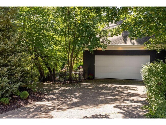 Building Photo - 745 Rice St E