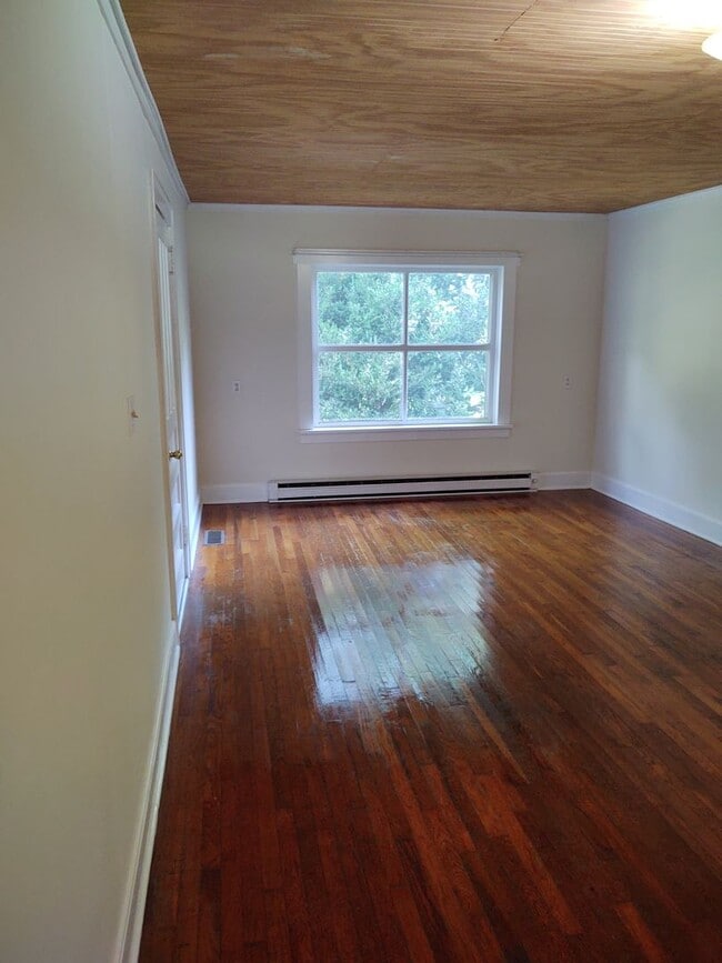 Building Photo - 1 Bedroom/1 Bath House with bonus office space on Fisher Creek in Sylva NC $1100 a month with a y...