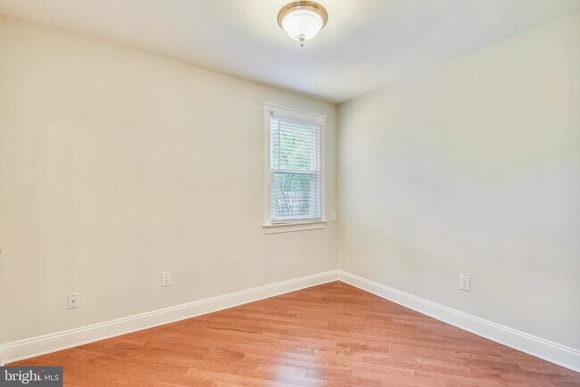 Building Photo - 214 E Monroe Ave