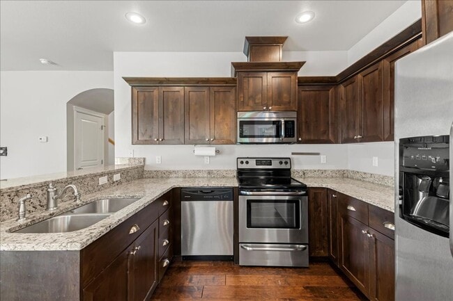 Building Photo - Centrally Located 3 Bedroom 2.5 Bathroom Home