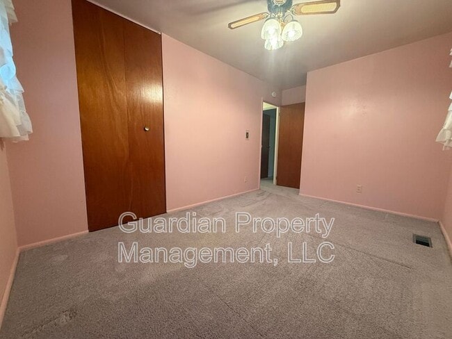 Building Photo - 5008 Valley Ln