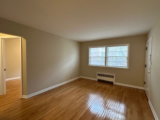 Building Photo - Cozy 1BR in Riverwest $895 – Heat Included | Hardwood Floors | Storage + Laundry