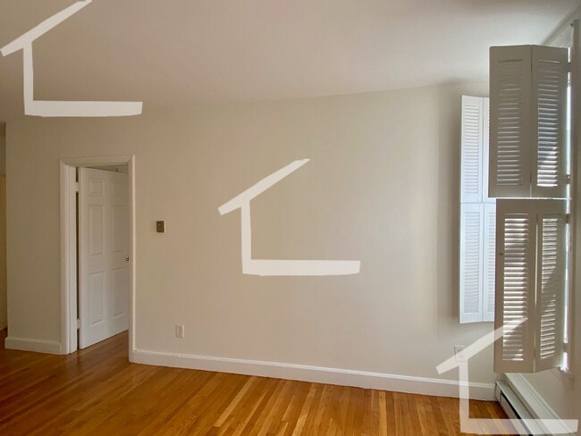 Building Photo - Spacious One Bed Right In Kenmore