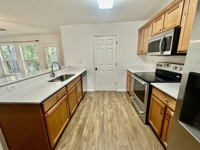Building Photo - Four Bedroom, End Unit Townhome in the Farm!