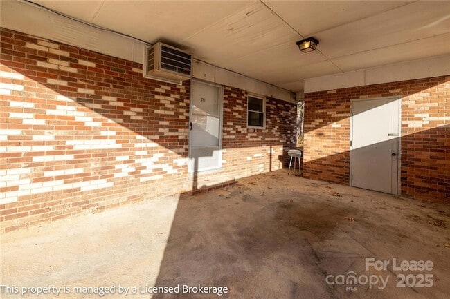 Building Photo - 213 Roslyn Rd