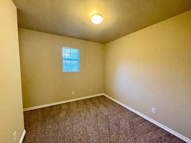 Building Photo - Move-In Special! 3-Bed, 2.5-Bath Townhouse...
