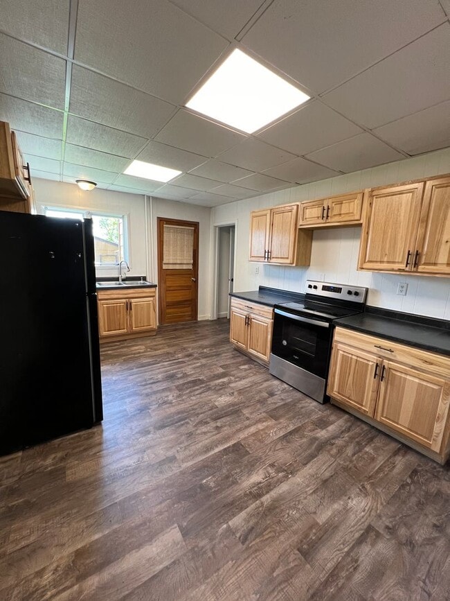 Building Photo - AVAILABLE JUNE - 4 Bed 2 Bath w/ Bonus Room & Garage