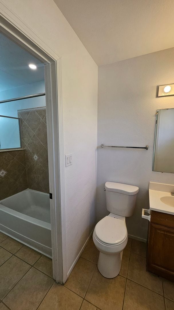 Building Photo - 3 bed 1.5 bath