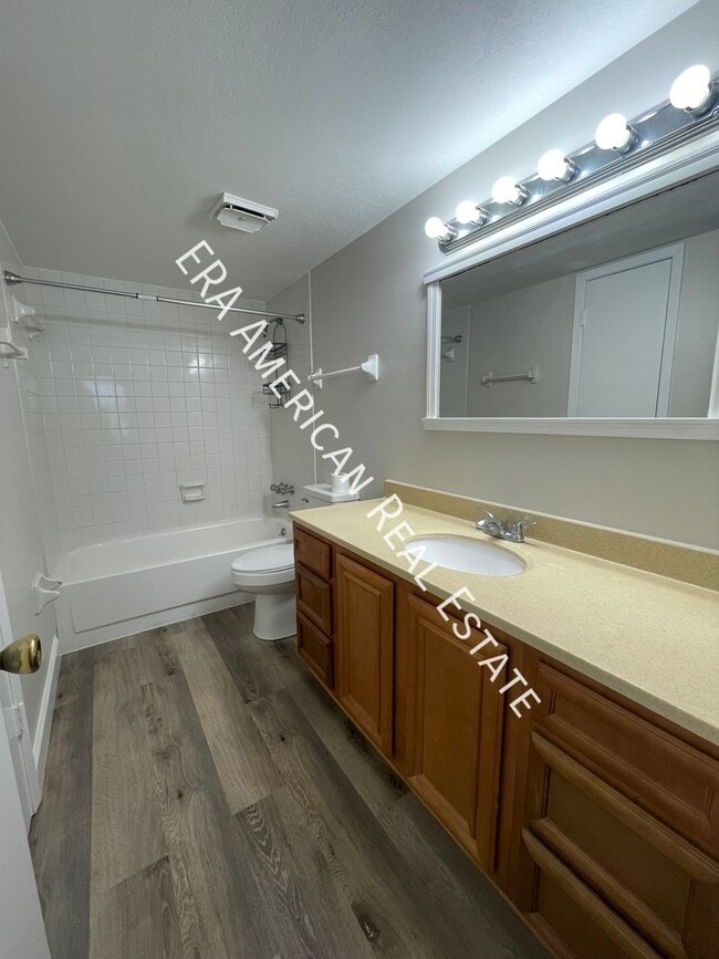 Building Photo - 613 Colonial Dr