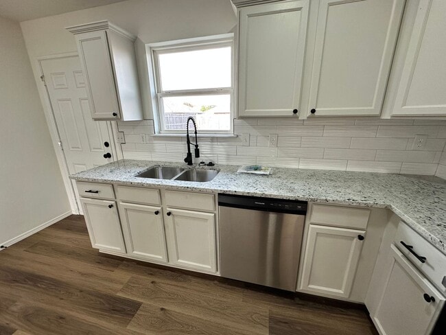 Building Photo - Beautiful 3bed/2bath House Available Near Tinker and Oklahoma Heart Hospital!