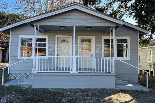 Primary Photo - Cozy 2-Bedroom Duplex with Vintage Charm &...