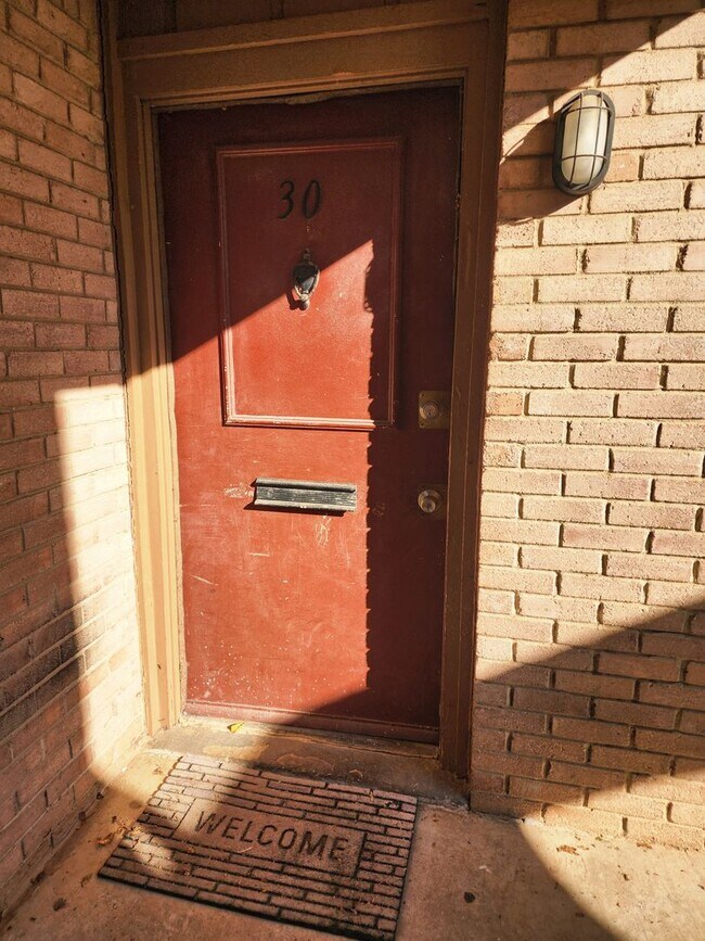 Building Photo - 1 bed 1 bath downstairs Apt in Monterey Square Apts