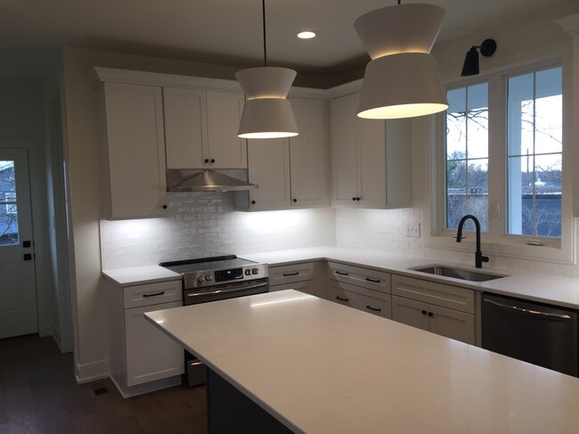 Building Photo - 1207 Sweetbriar Ave