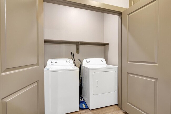 Building Photo - 7224 Staffordshire Blvd