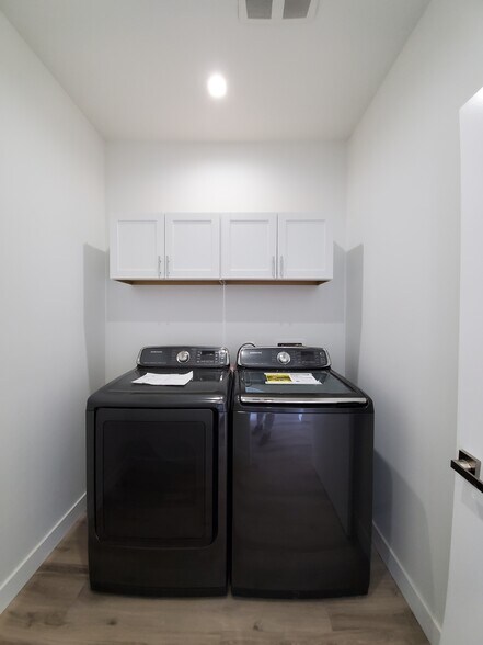 Building Photo - 2337 S Crenshaw Blvd