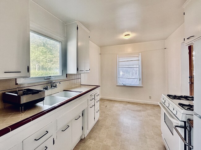 Kitchen - 215 3rd Ave