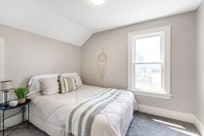 Building Photo - Charming 2-Story Home with Modern Updates ...