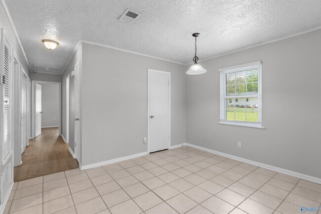 Building Photo - 2406 Yorkshire Dr SW