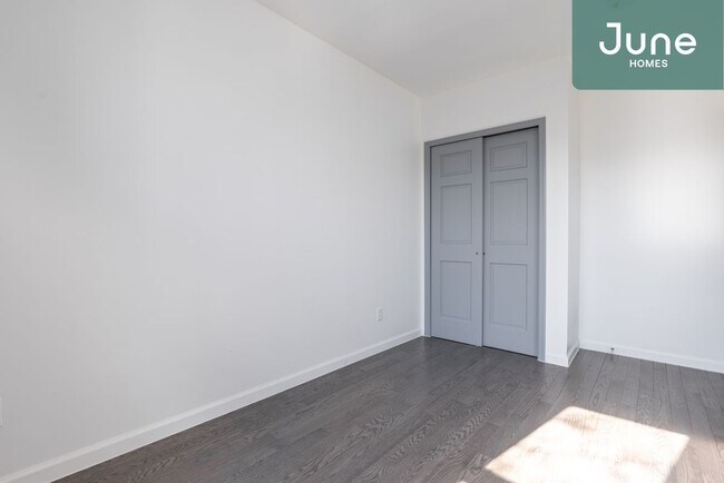 Building Photo - Queen room in 4-bed/2.0-bath Home