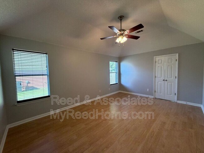 Building Photo - 130 Oaks Edge Dr