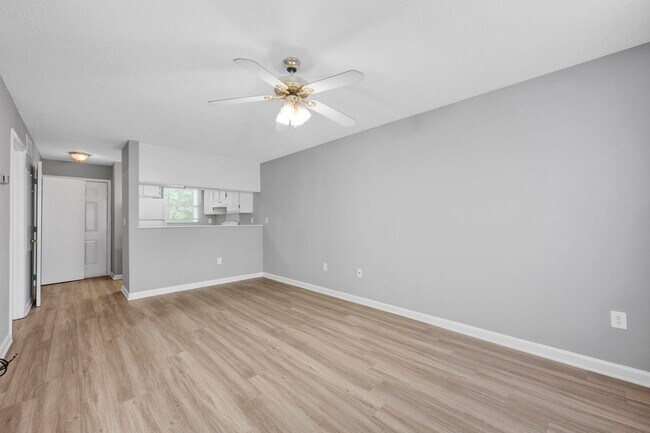 Building Photo - 305 Country Club Dr NE
