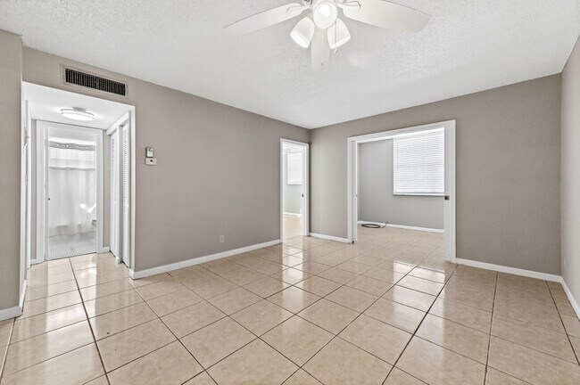 Building Photo - 3910 Crystal Lake Dr