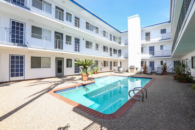 Building Photo - AMAZING CONDOMINIUM BUILDING BY THE BEACH!!