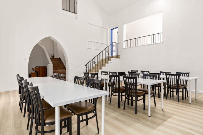 Building Photo - 832 Hilgard Ave