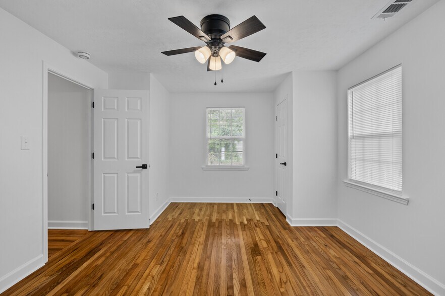 Building Photo - 12 N Parkwood Dr