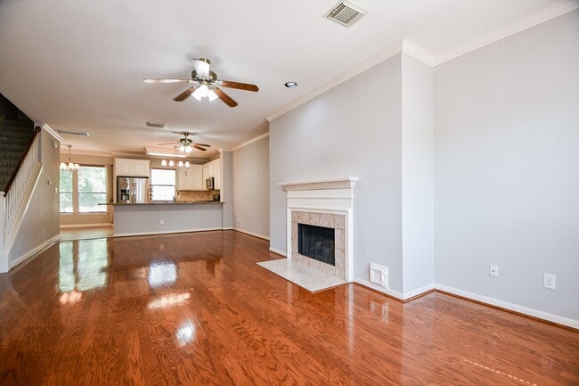 Building Photo - 1813 Gillette St