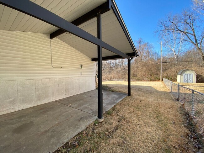 Building Photo - Charming 3 Bedroom with Great Yard