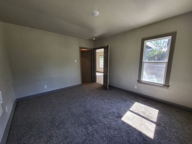 Building Photo - Completely Remodeled and Ready for Move-In
