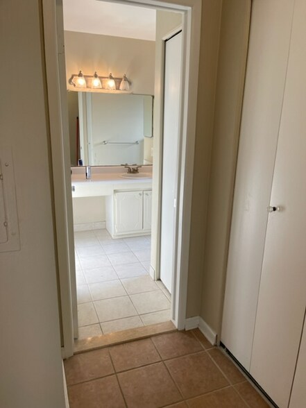 Building Photo - 625 E Fox Hills Dr