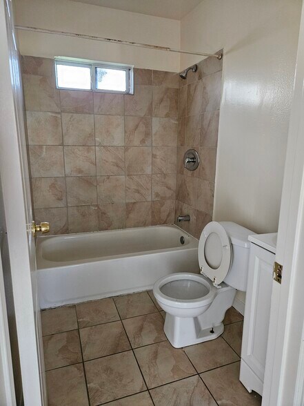 Building Photo - 1408 N Willowbrook Ave