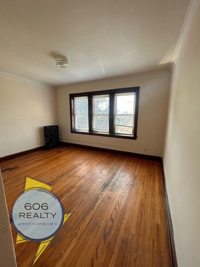 Building Photo - Belmont Cragin Apts Available!