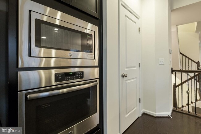 Building Photo - Stunning, light-filled end unit townhome in sought-after Brambleton community.