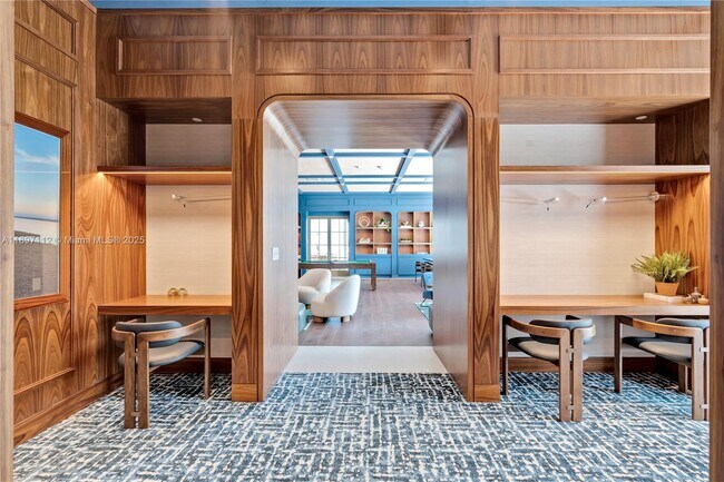 Building Photo - 2655 S Bayshore Dr