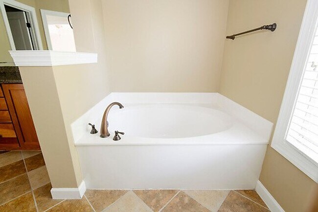 Building Photo - Gorgeous 3 Bedroom 2.5 Bathroom Townhome- Located in Stone Creek Village, Cary! Available August ...