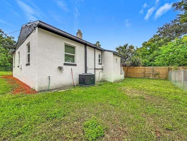 Building Photo - 303 W Valencia St