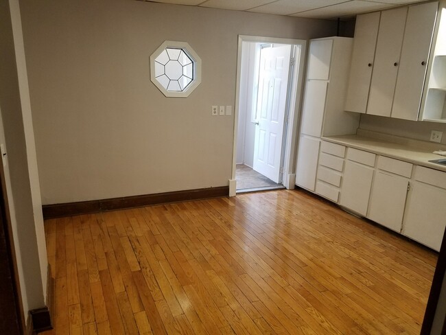 Building Photo - 1002 Burr