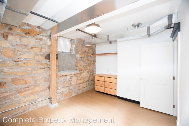 Building Photo - 925 Dilger Ave