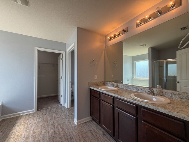 Building Photo - 4 bedroom, 2.5 bath home centrally located...