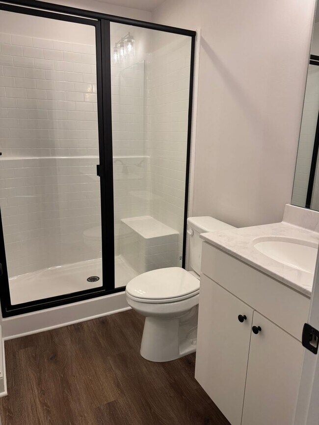 Building Photo - Luxury Lakeview Living Just Minutes from Downtown Gainesville