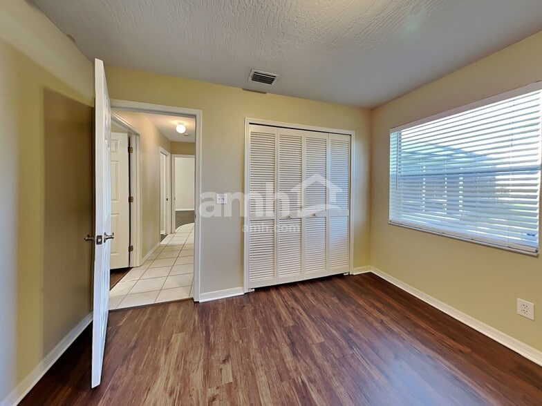 Building Photo - 3334 Lakeview Cir