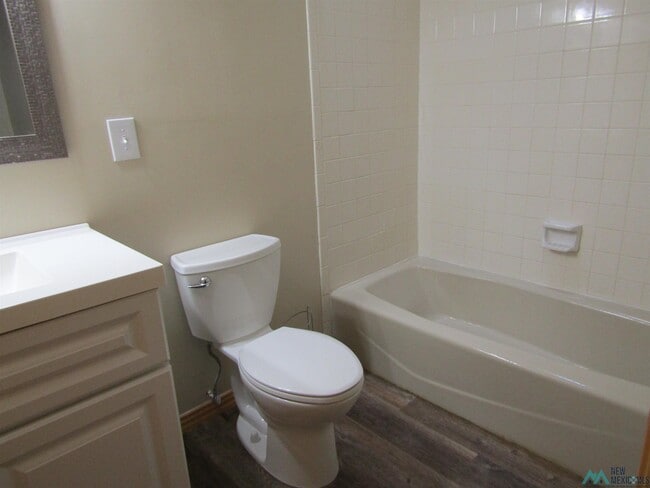 Building Photo - 1915 Villa Dr